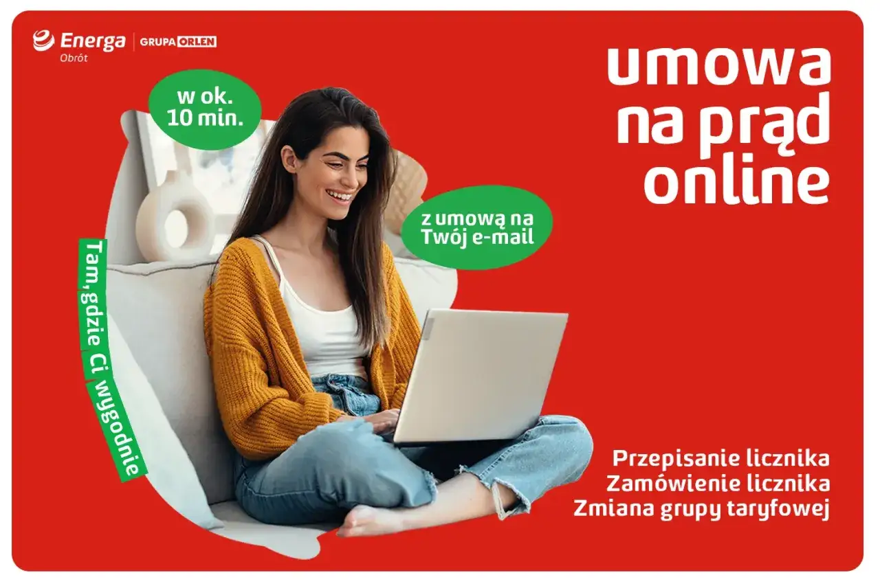 Kobieta z laptopem zawiera umowę na prąd online. Szybko i wygodnie, umowa na prąd przez internet.