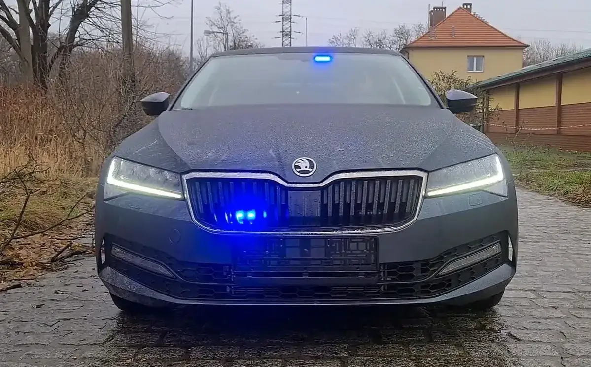 Nieoznakowany radiow&oacute;z policyjny autostrada