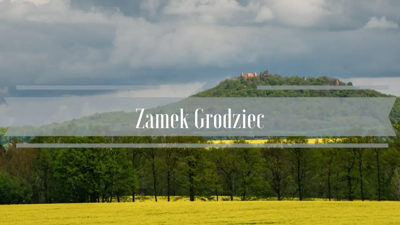 Zamek Grodziec g&oacute;ruje nad kwitnącym polem rzepaku.