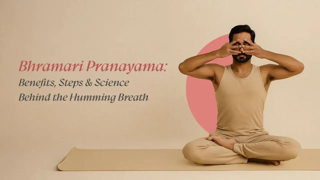 Mann in Meditationshaltung, Augen mit H&auml;nden bedeckt, praktiziert Bhramari Pranayama, die summende Atmung.
