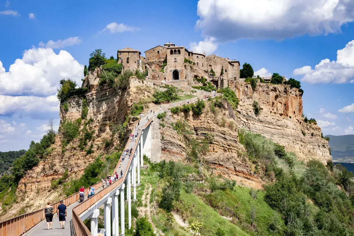 Il ponte pedonale conduce a Civita di Bagnoregio, un borgo arroccato su una rupe. Quanto tempo ci vuole per visitare Civita di Bagnoregio? Dipende da quanto ti soffermi ad ammirare il panorama.