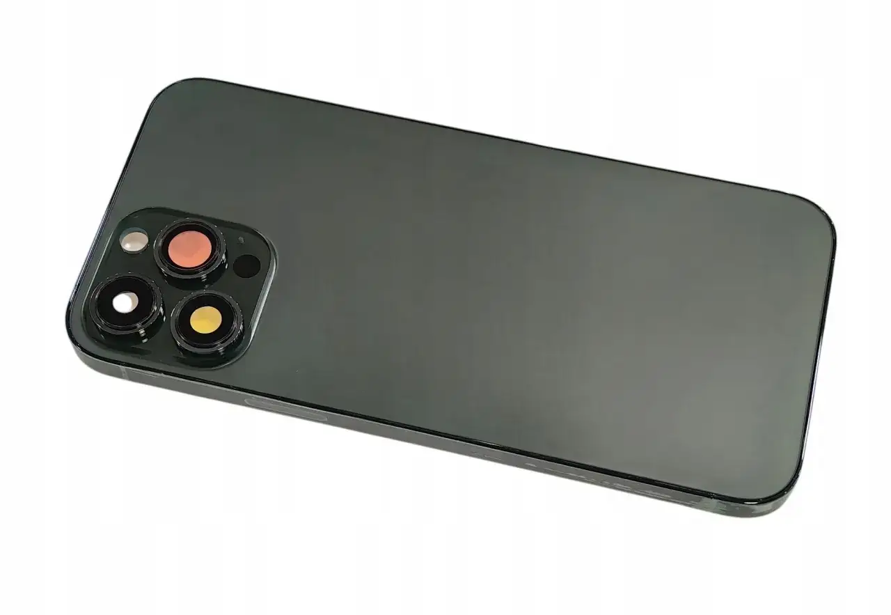 Elegancki iPhone 13 Pro zielony z potrójnym aparatem.