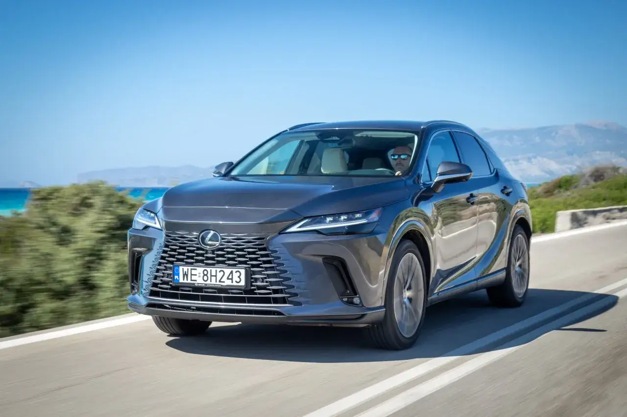 Elegancki Lexus SUV modele na malowniczej drodze nad morzem.