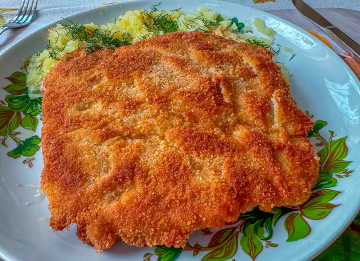 Chrupiący schabowy w panko, podany z ziemniakami i koperkiem. Idealny obiad!