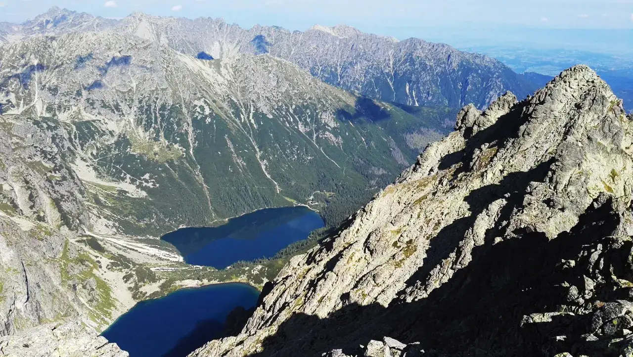 Widok z Rysów, najwyższego szczytu Tatr, na Morskie Oko i Dolinę Rybiego Potoku. Wysokość Rysów to 2499 metrów.