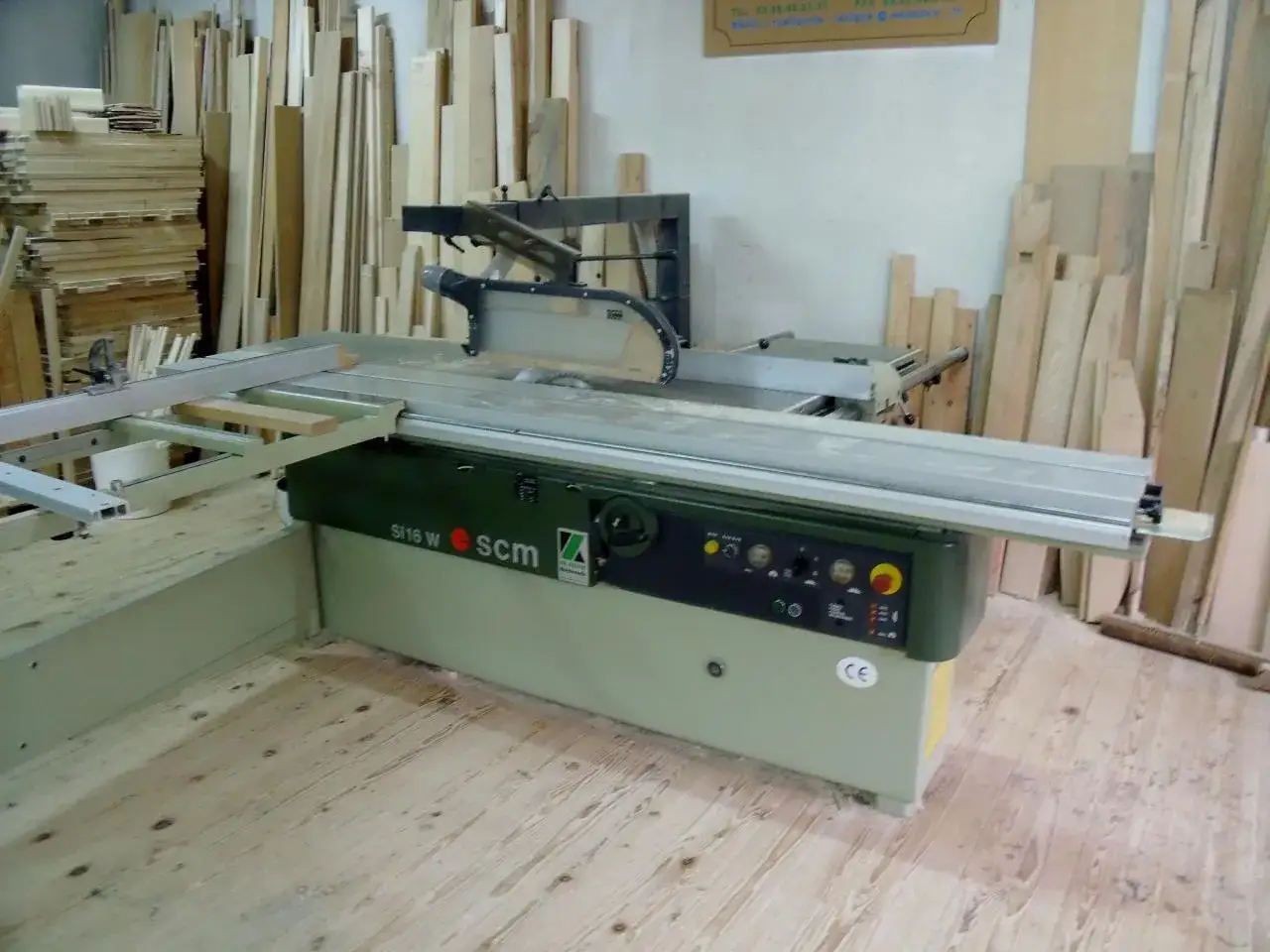 Une scie circulaire SCM SI16W, un outil essentiel pour tout menuisier, est pr&ecirc;te &agrave; d&eacute;couper le bois.