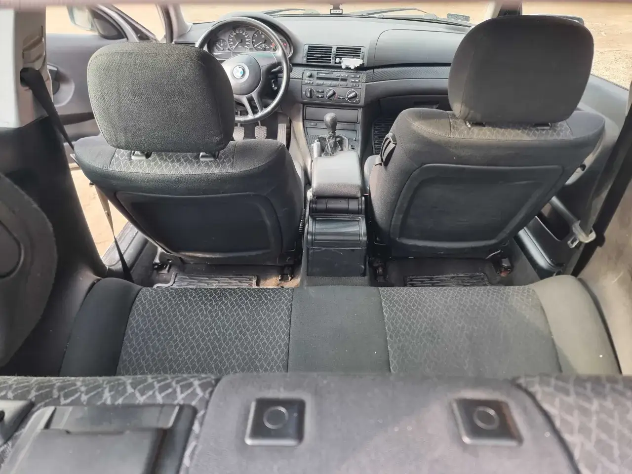 Wnętrze BMW E46 Coupe M Pakiet. Widok na przednie fotele, deskę rozdzielczą i tylną kanapę.
