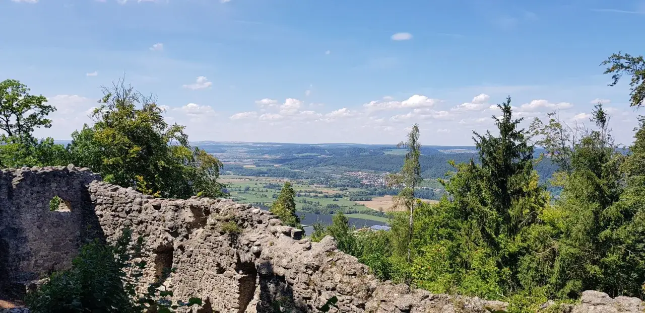 Blick von einer alten Burgruine &uuml;ber ein gr&uuml;nes Tal. Ein toller Ort f&uuml;r Konstanz Geheimtipps, um die Natur zu genie&szlig;en.