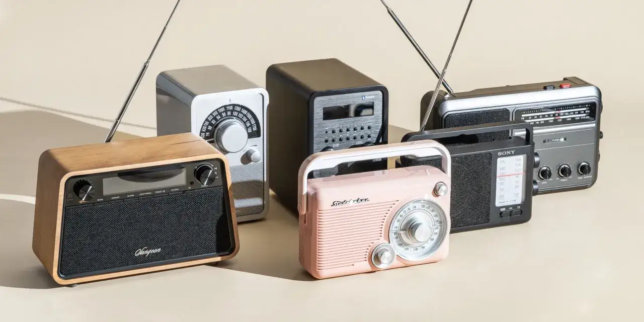 Różne modele radia, od retro po nowoczesne, szukaj najlepsze radio internetowe.