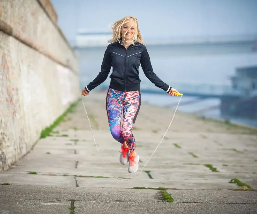 R&oacute;żne osoby wykonujące ćwiczenia cardio (bieganie, rower, skakanka)