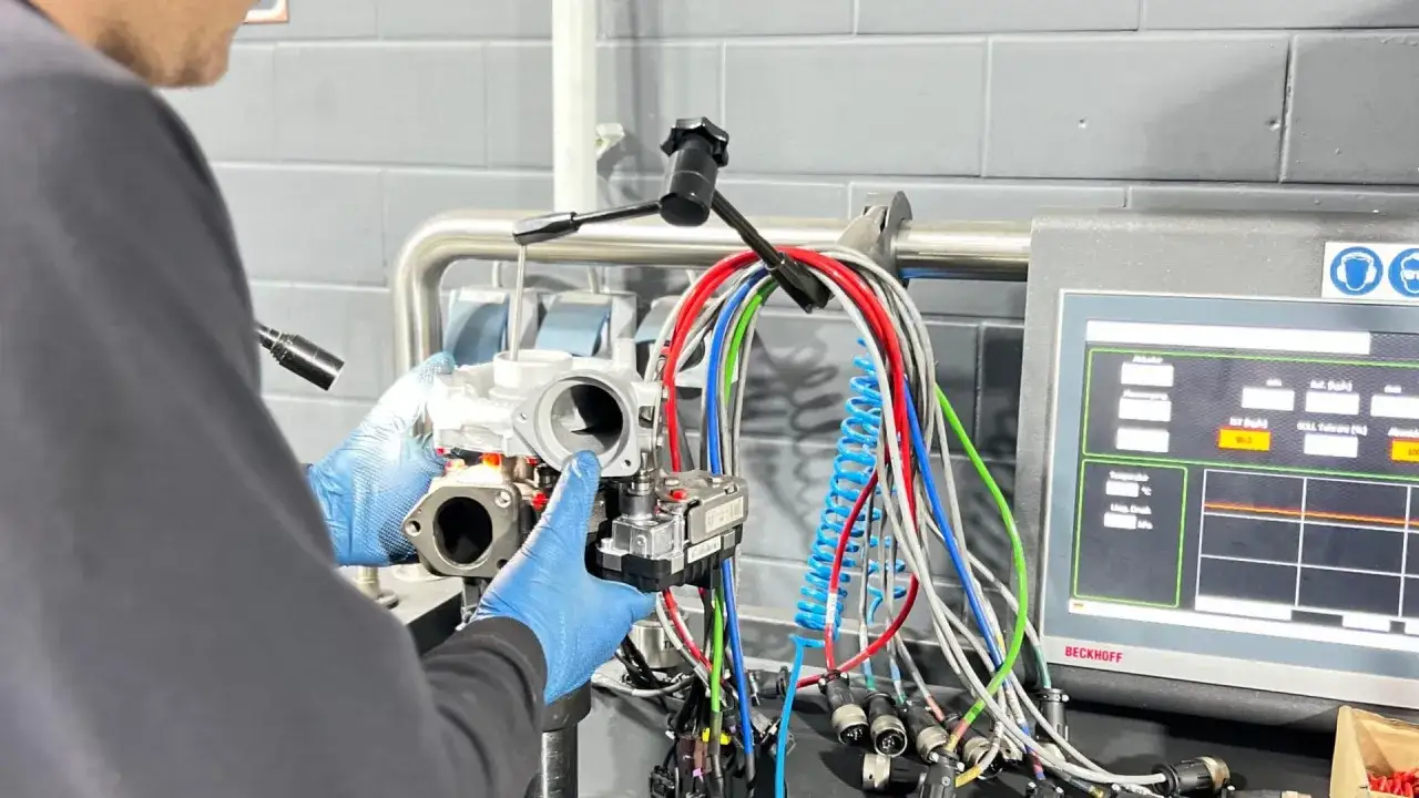 Mechaniker pr&uuml;ft Turbolader f&uuml;r Reparatur. Die Kosten f&uuml;r die Turbolader Reparatur werden hier ermittelt.