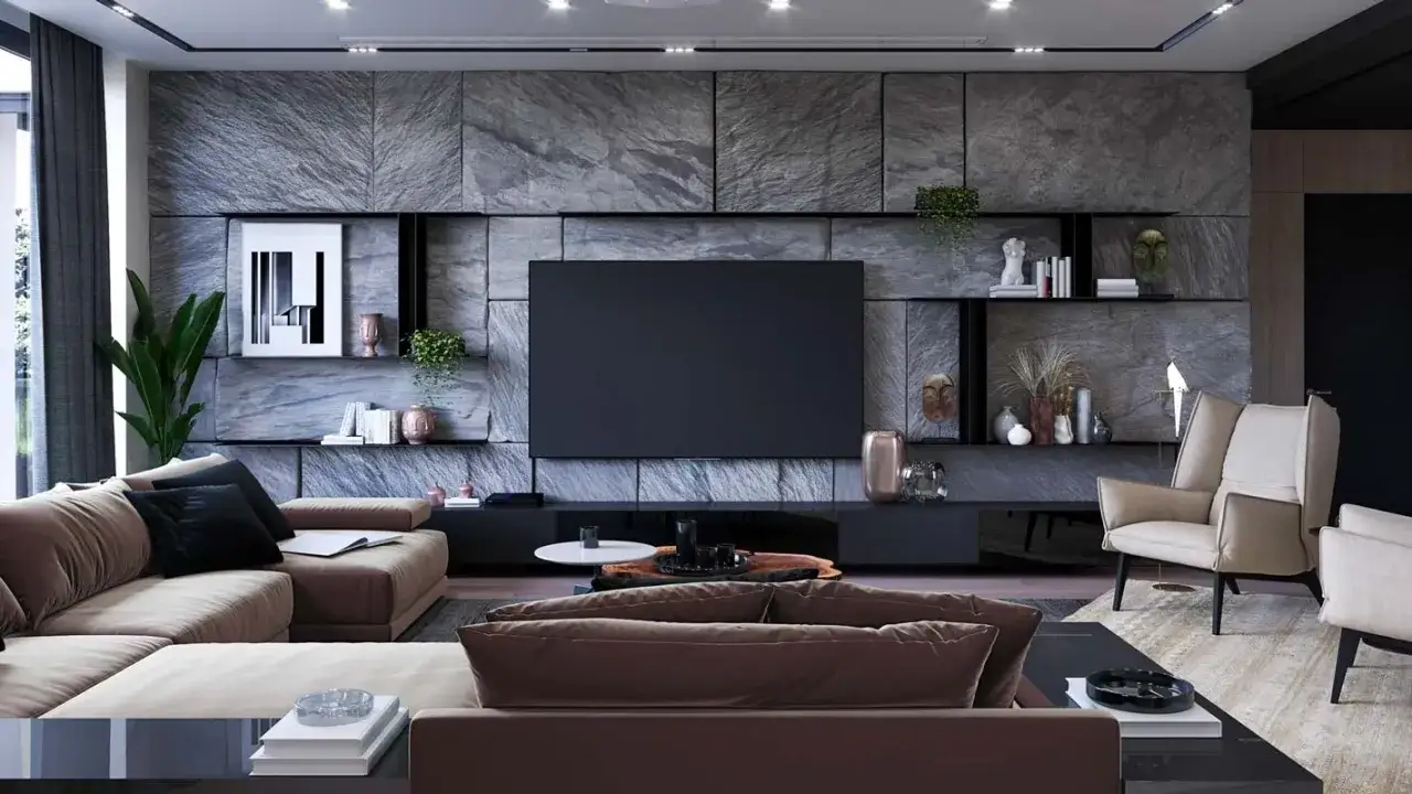 Un salon moderne avec un mur en pierre texturé derrière une grande TV. Des canapés confortables et des fauteuils invitent à la détente.