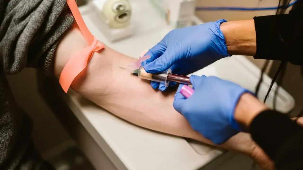 Arzt bespricht Blutwerte mit Patientin