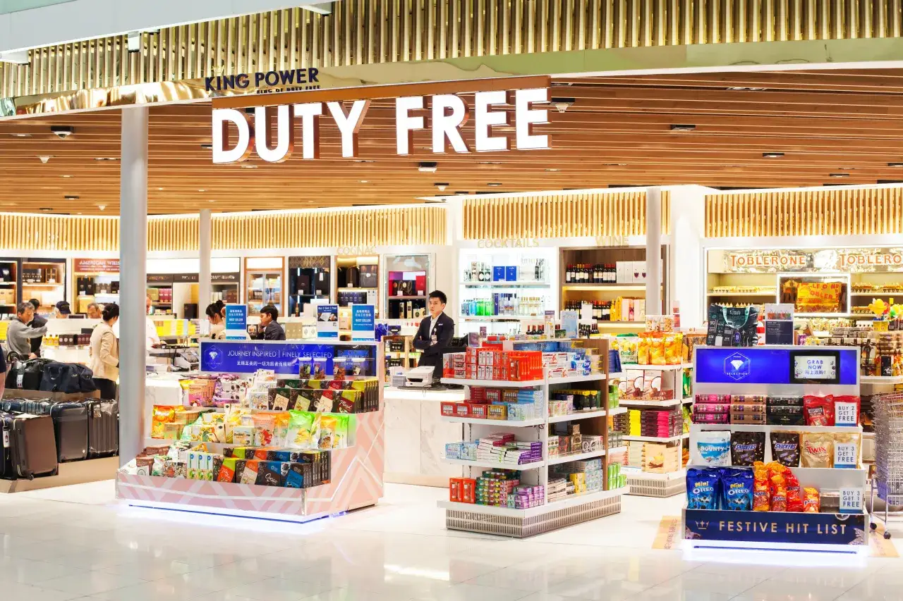 Sklepy na lotnisku są otwarte w nocy, oferując szeroki wybór produktów duty free, od alkoholi po słodycze.