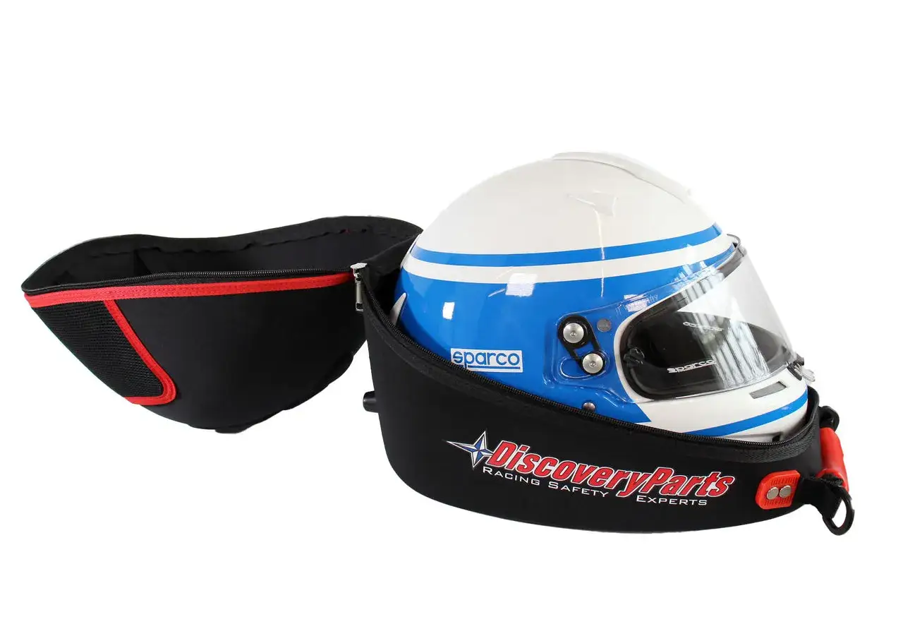 Casco da corsa bianco e blu Sparco in una borsa protettiva nera Discovery Parts. Le parti del casco sono ben visibili.