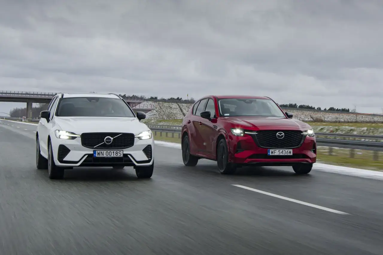 Białe Volvo XC60 i czerwona Mazda CX-60 jadą obok siebie. Zastanawiasz się, volvo xc60 jaki silnik wybrać?