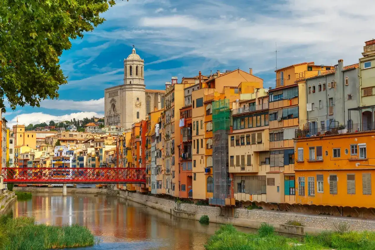 Bunte Häuserfronten am Fluss Onyar in Girona, Katalonien, ein Juwel der Costa Brava.