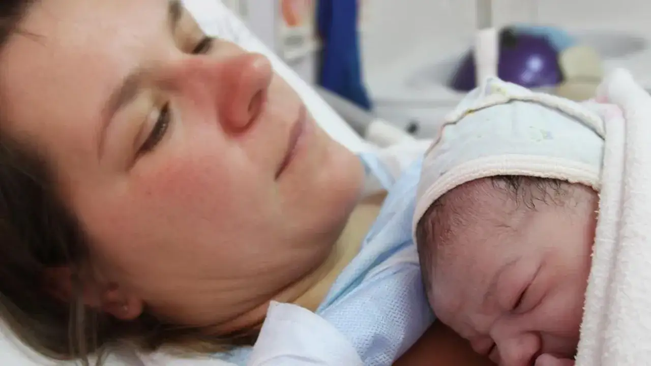 En mamma vilar med sin nyf&ouml;dda bebis p&aring; br&ouml;stet. En trygg stund efter f&ouml;rlossningen, kanske under en efterkontroll p&aring; MVC.