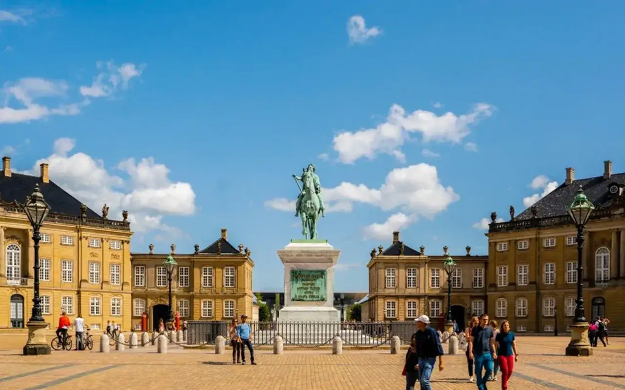 Plac z pomnikiem konnym w Kopenhadze. Sprawdź copenhagen card cena, by zwiedzić to miejsce i wiele innych!