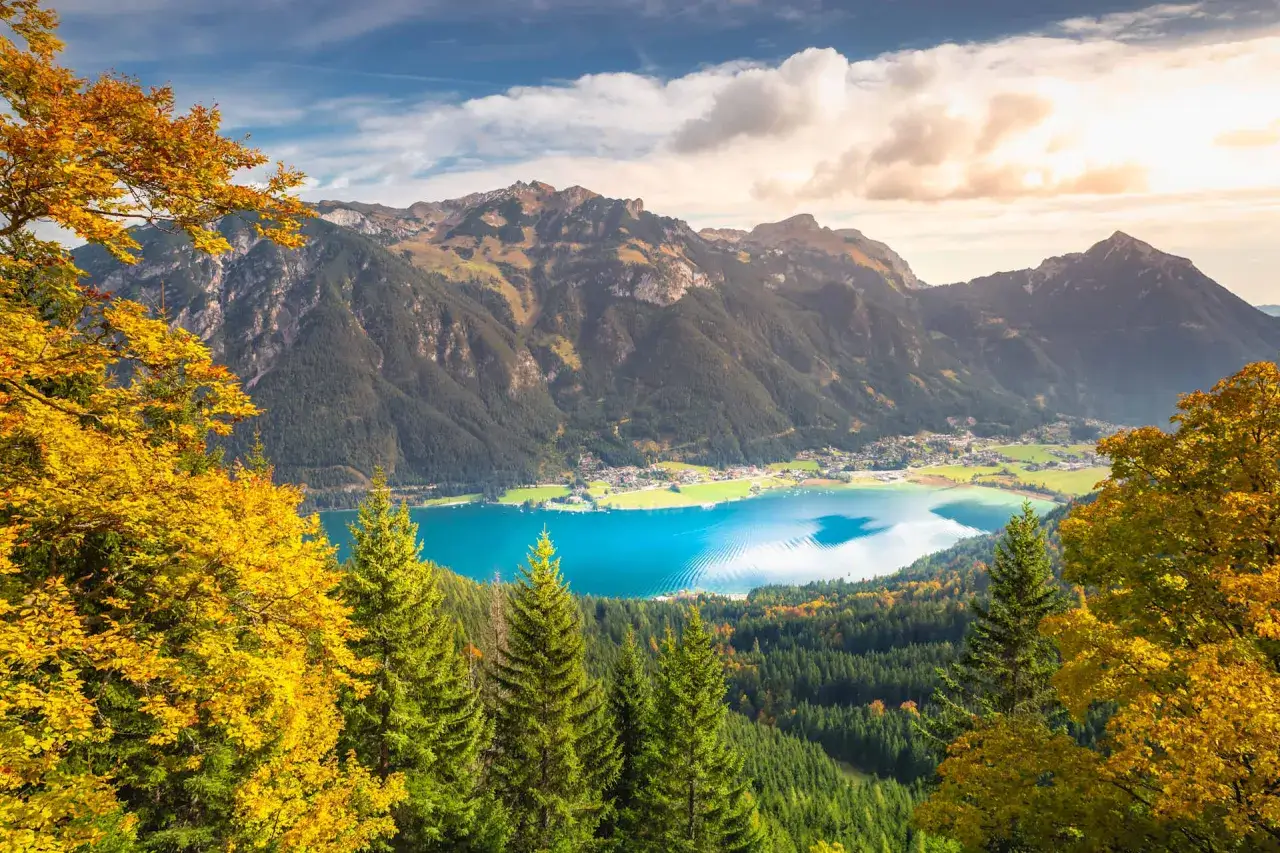 Herbstliche Berglandschaft mit türkisfarbenem See. Perfekt für Backpacking im September.