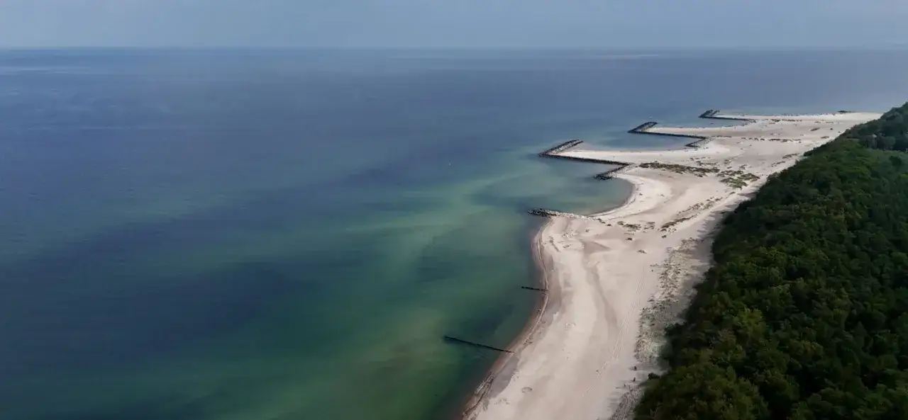 Plaża w Jarosławcu, niczym dubajski raj, kusi piaskiem i morzem. Falochrony tworzą malownicze zatoczki.