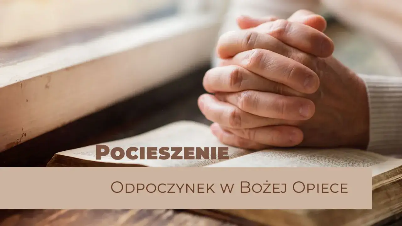 Dłonie złożone w modlitwie nad otwartą Biblią. Tekst: