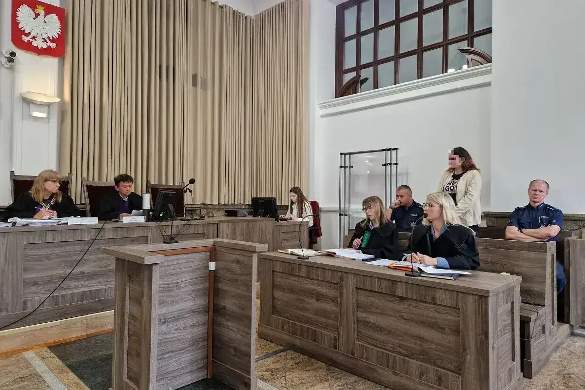 Sąd rozpatruje sprawę. Sędziowie, adwokaci i policjanci w togach. Czy to przykład demoralizacji?