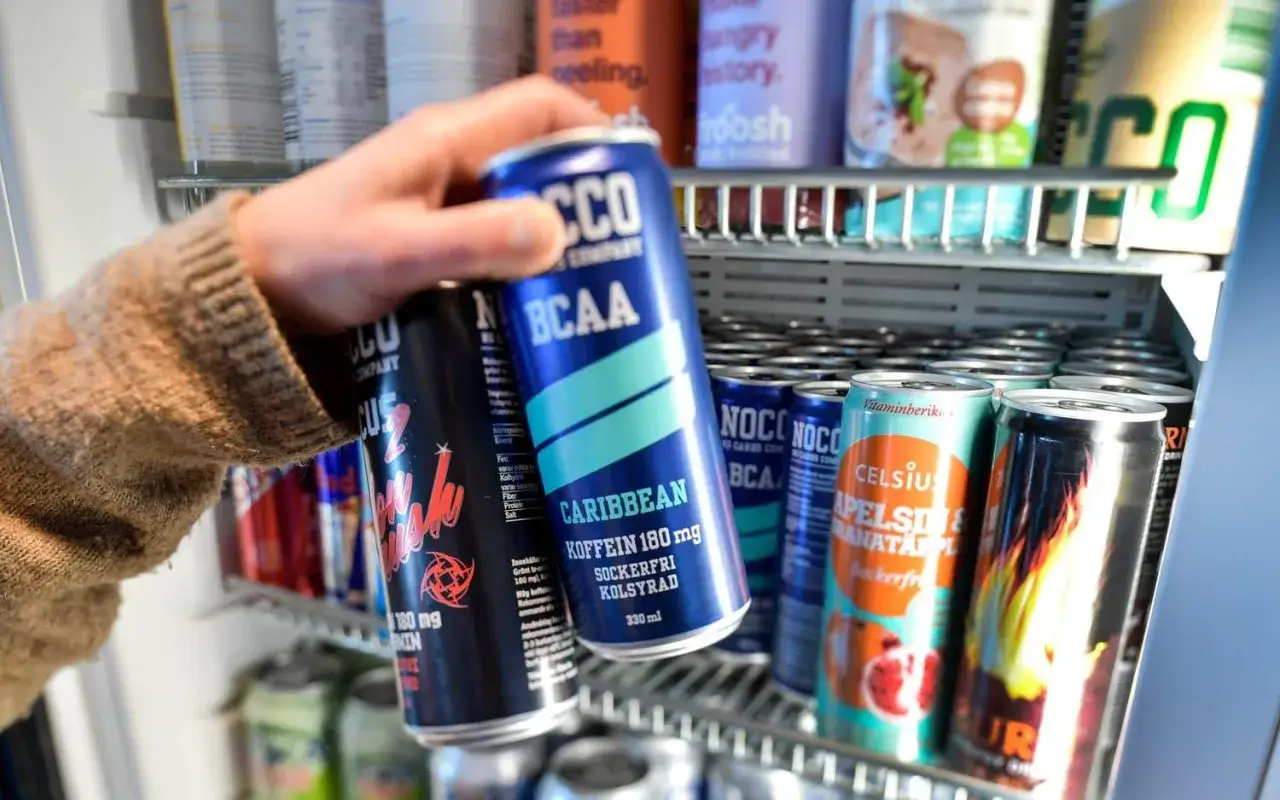 Hand tar en energidryck ur ett kylsk&aring;p. Fr&aring;gan om att dricka energidryck gravid &auml;r relevant.