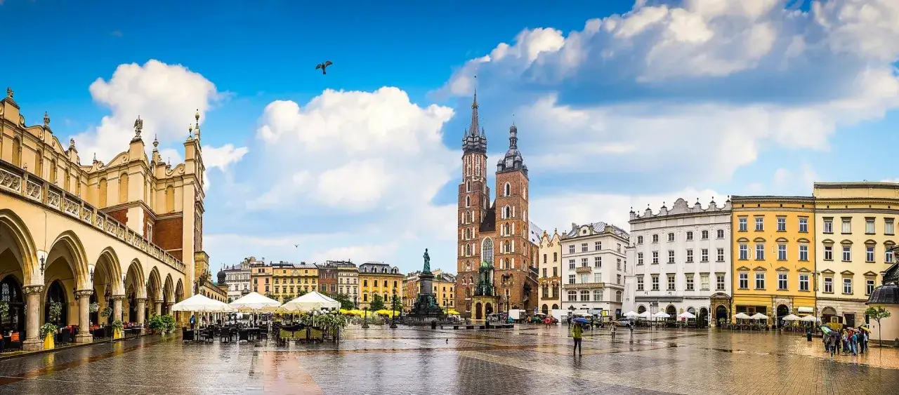 Rynek Gł&oacute;wny w Krakowie, największy rynek w Polsce, z Sukiennicami i Kościołem Mariackim.
