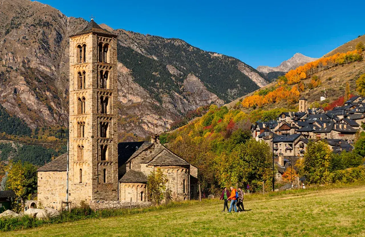 Un campanario rom&aacute;nico y un pueblo en el Pirineo catal&aacute;n, ideal para explorar las rutas del Vall de Bo&iacute; en oto&ntilde;o.