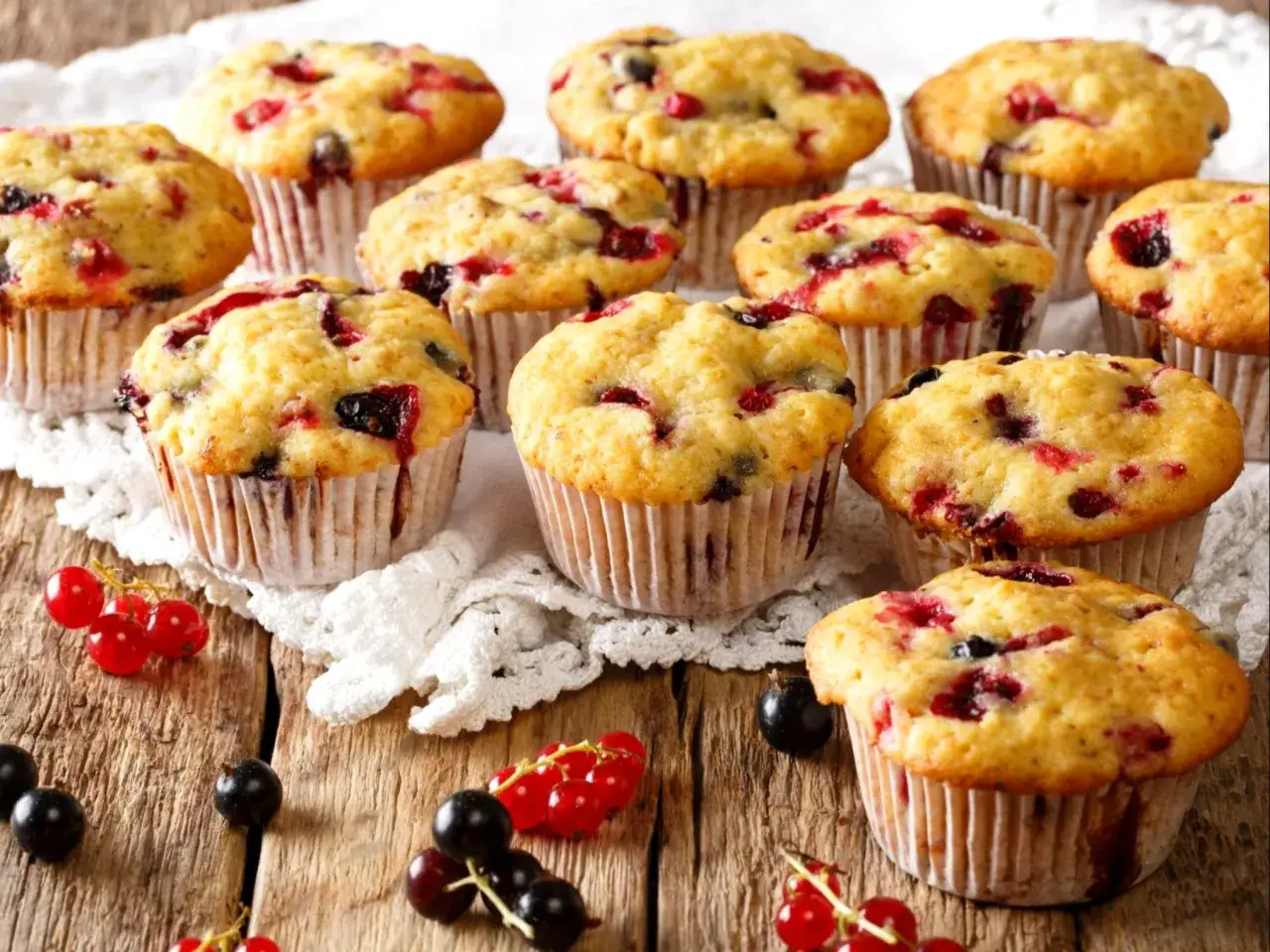 Pyszne muffinki z porzeczkami, pachnące latem i domowym ciepłem, kuszą apetycznym wyglądem.