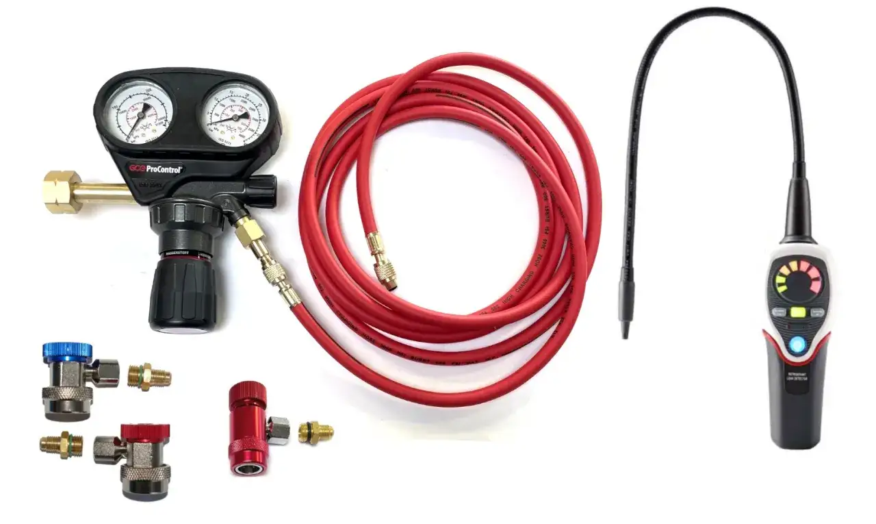 Werkzeugset zur Lecksuche an Klimaanlagen: Manometer, Schlauch, Detektor und Adapter. Hilft bei der Diagnose einer **klimaanlage undicht**.