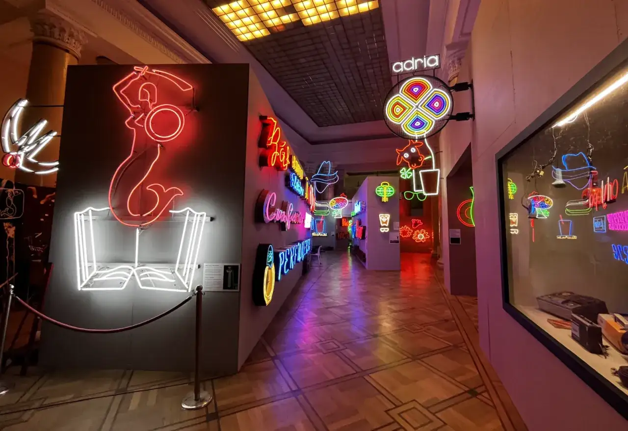 Muzeum Neonów Warszawa wnętrze