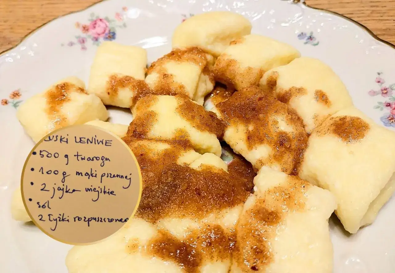 Kluski leniwe z przepisu babci, polane palonym masłem z bułką tartą. Pyszne i proste danie.