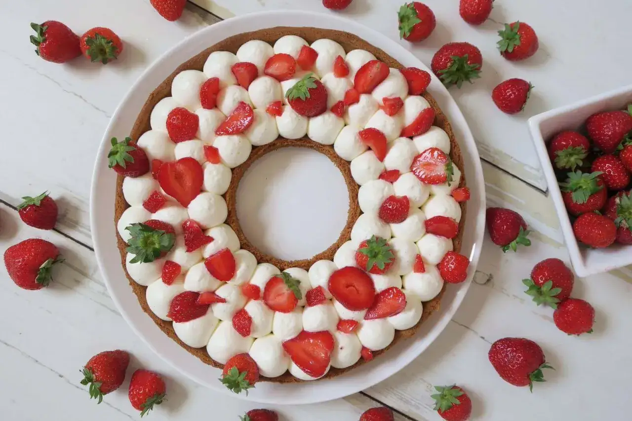 Tarte aux fraises sabl&eacute; breton, une couronne gourmande de cr&egrave;me fouett&eacute;e et de fraises fra&icirc;ches sur une base sabl&eacute;e.