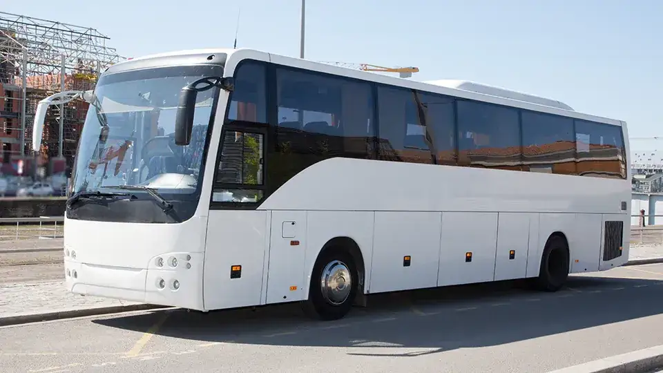 Nowoczesny autokar turystyczny na autostradzie