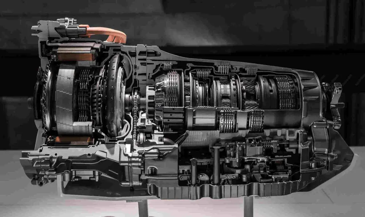 Przekr&oacute;j skrzyni bieg&oacute;w 7G-Tronic, ukazujący złożony mechanizm z kołami zębatymi i elementami hydraulicznymi.