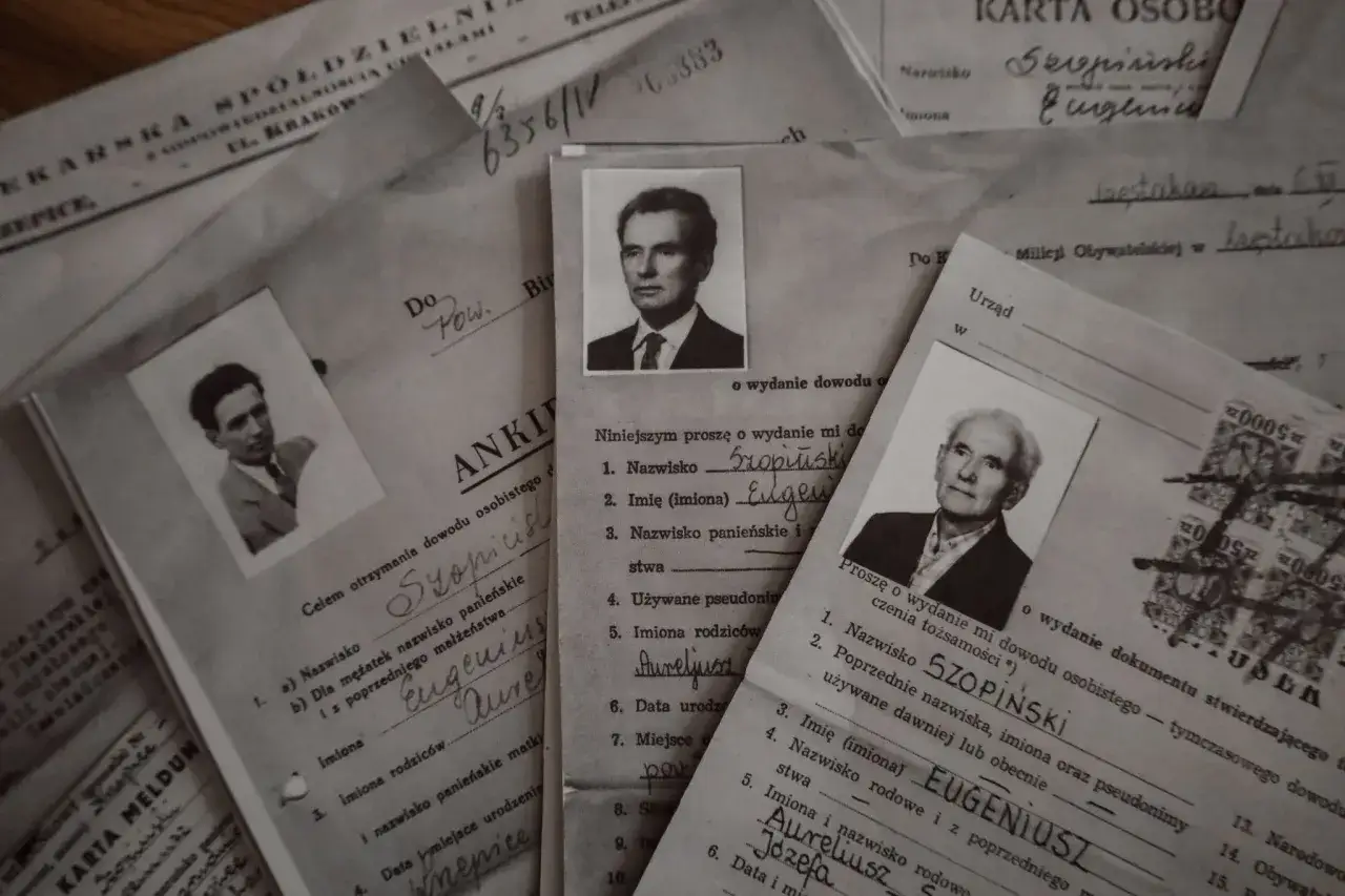 Osoba zbierająca wspomnienia, stare zdjęcia, notes
