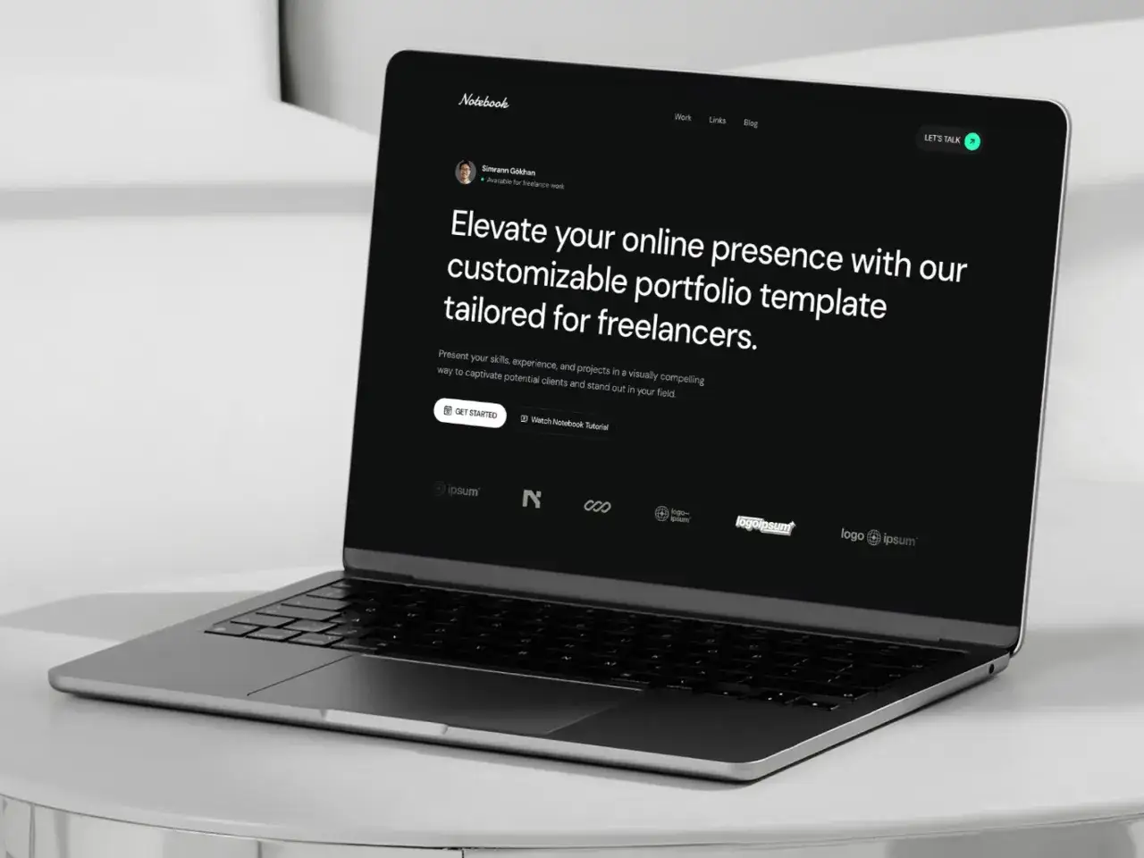 Laptop z szablonem portfolio dla freelancer&oacute;w. Dowiedz się, jak zostać freelancerem, tworząc profesjonalną prezentację swoich umiejętności.