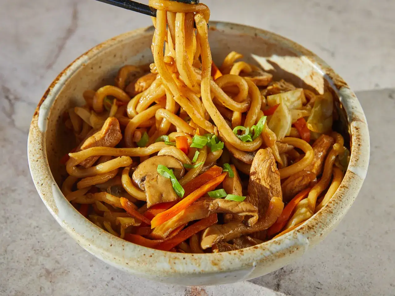 Yaki Udon mit Gemüse und Fleisch in der Pfanne