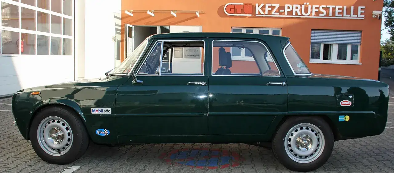 Dunkelgr&uuml;ner Oldtimer mit 