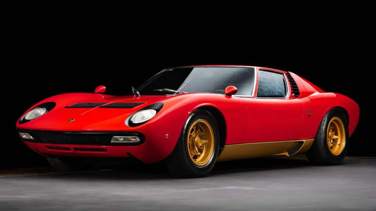 Roter Lamborghini Miura S mit goldenen Felgen. Ein Klassiker, dessen Lamborghini Miura S Preis Kenner begeistert.