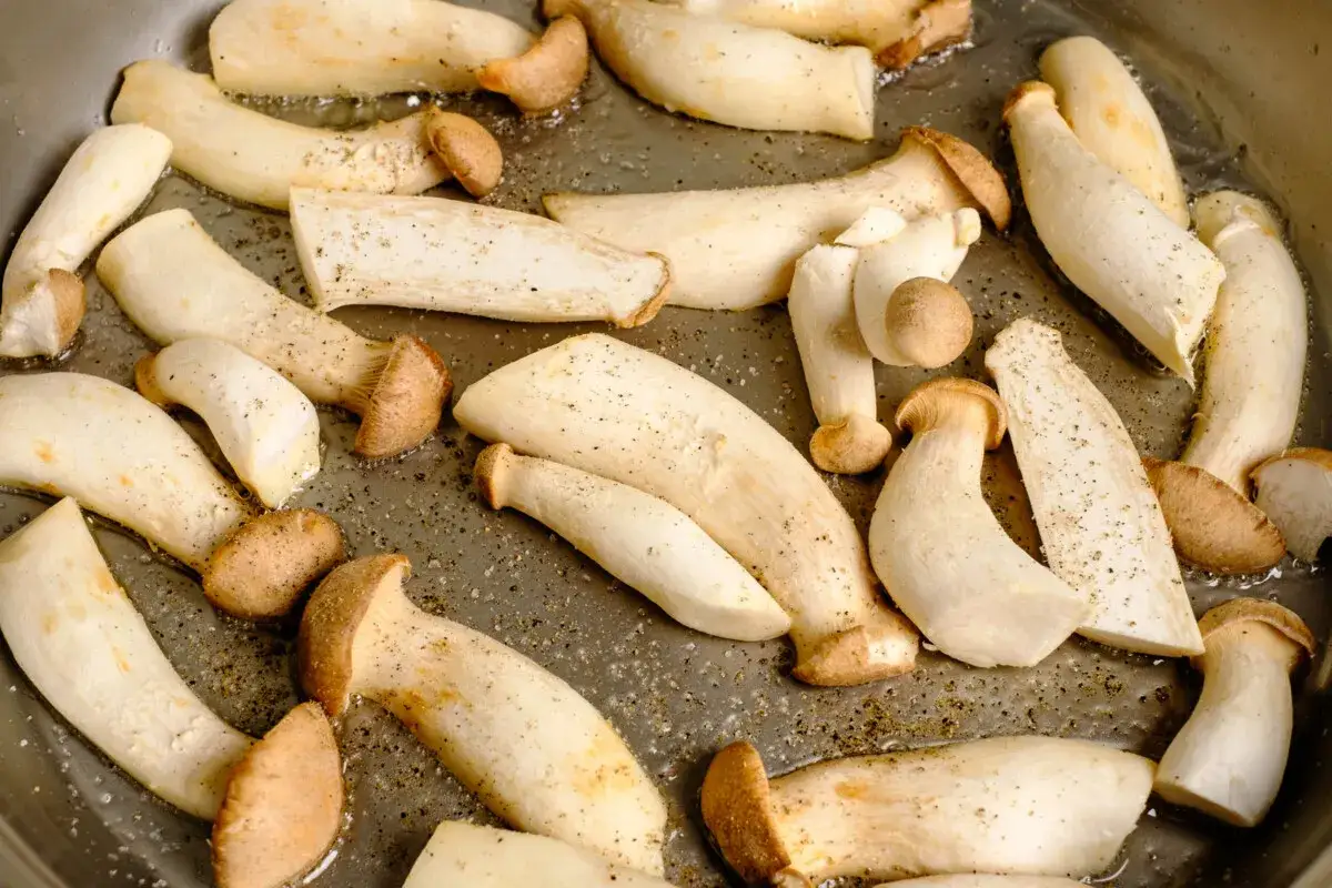 K&ouml;stliche Kr&auml;uterseitlinge braten in einer Pfanne mit &Ouml;l und Gew&uuml;rzen. Ein Genuss f&uuml;r jeden Pilzliebhaber!