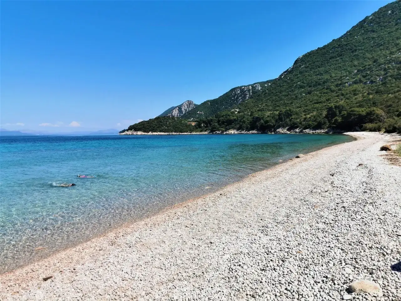 Plaża w Chorwacji, krystalicznie czyste morze, idealne do snorkelingu.