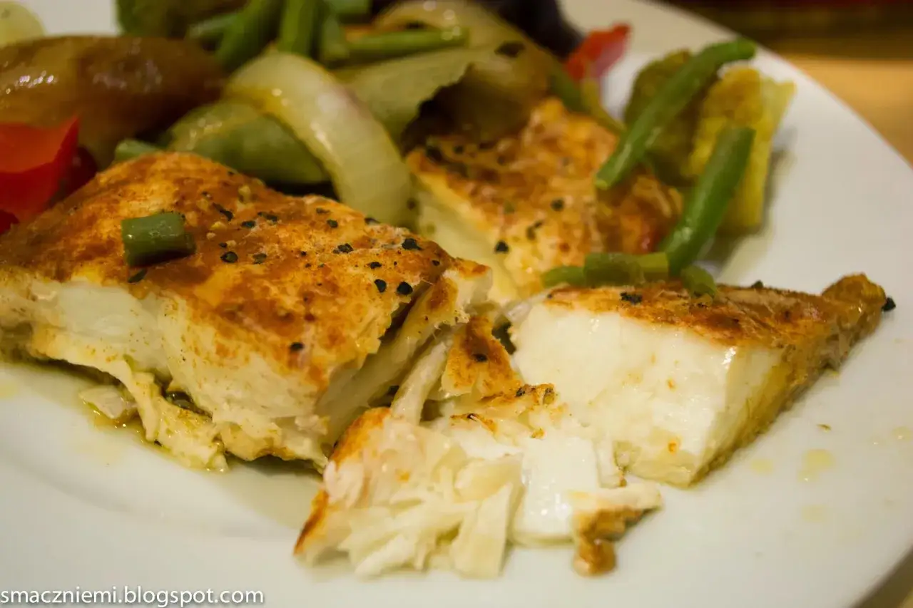 Pieczony halibut z warzywami. Zdrowe i smaczne danie, idealne dla dbających o halibut kalorie.