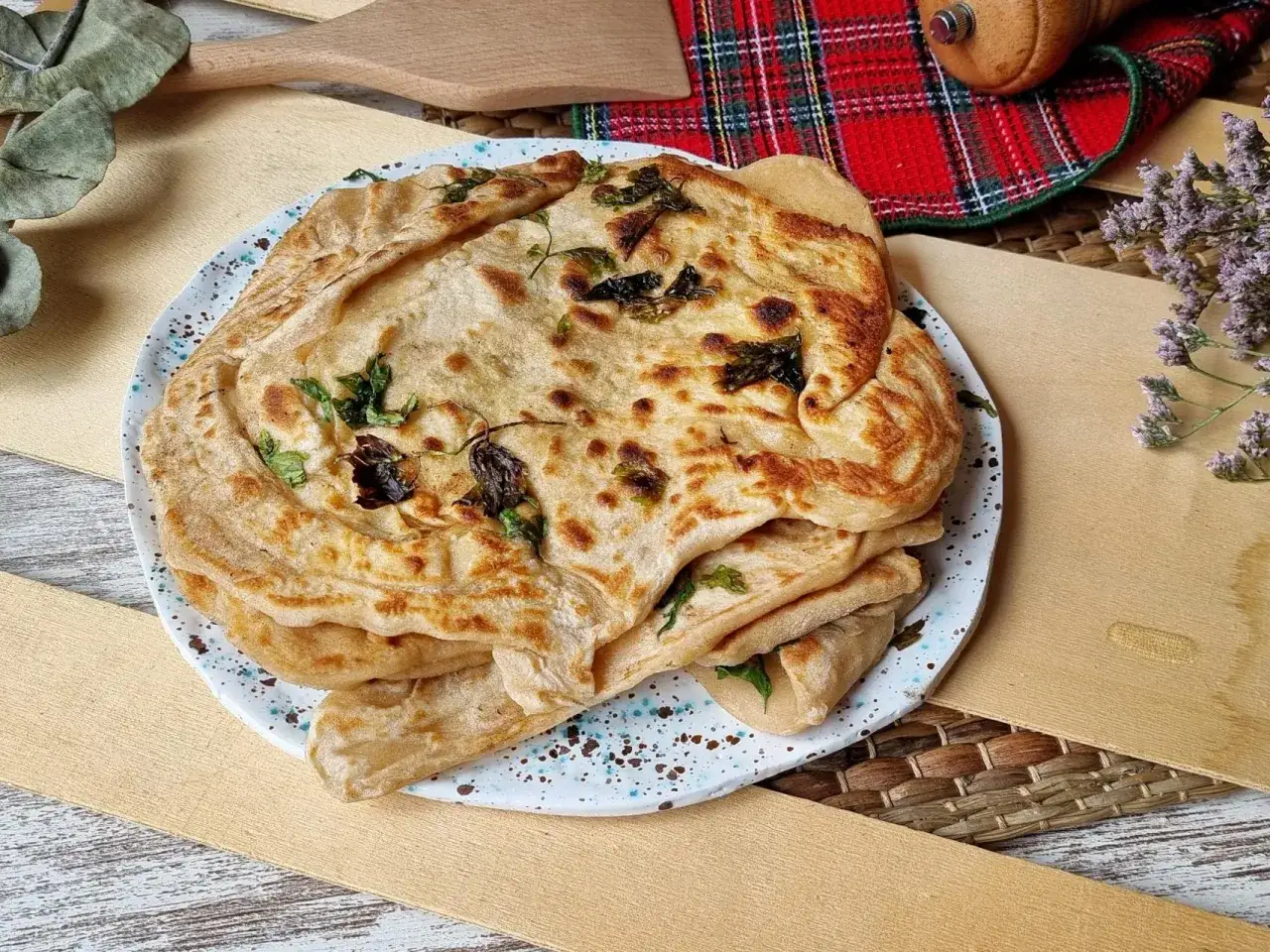 Pan plano casero con yogur, hierbas y un toque dorado. Perfecto para tu próxima receta de flatbread.