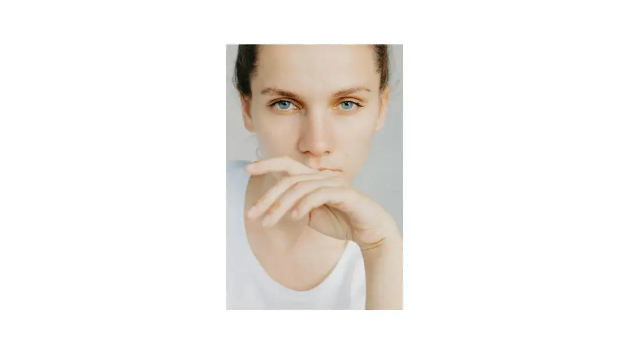 modelka mierząca wzrost, modelka pozująca do polaroid&oacute;w