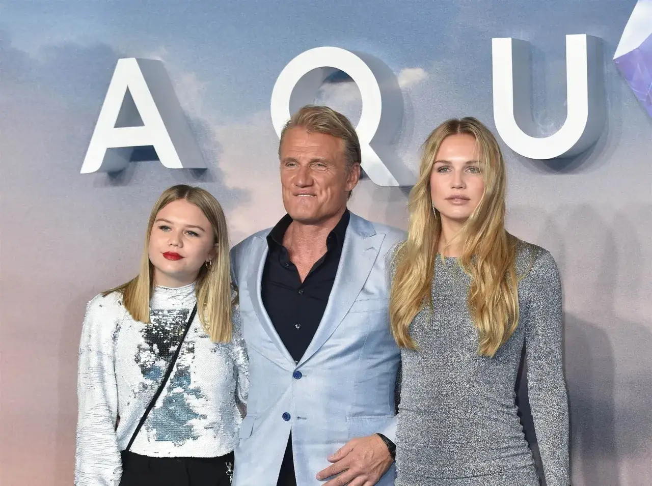 Dolph Lundgren med sina barn, Greta och Ida, vid en Aquaman-premiär.