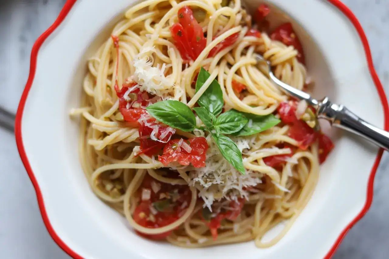 Pyszne spaghetti z pomidorami, bazylią i parmezanem. Idealne danie dla miłośników włoskich smaków.