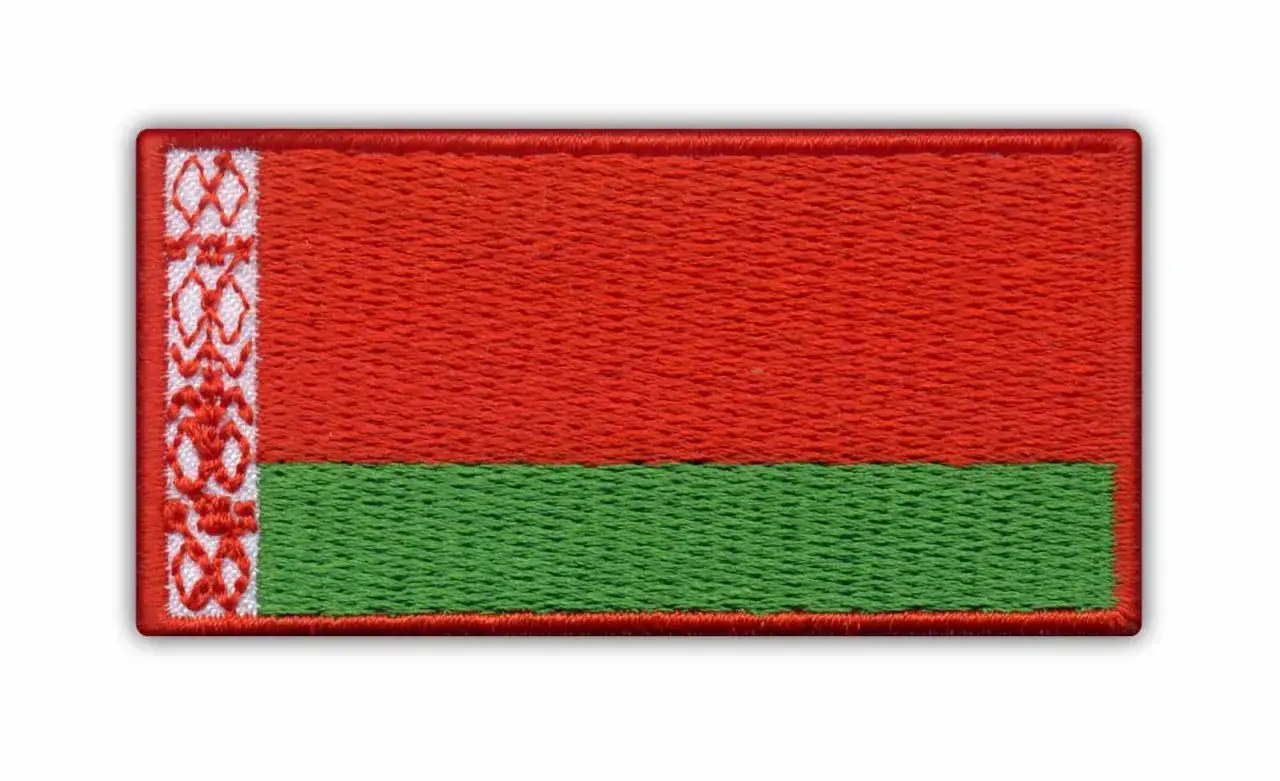 Naszywka z flagą Białorusi: czerwony pas na górze, zielony na dole, z białym ornamentem po lewej stronie.